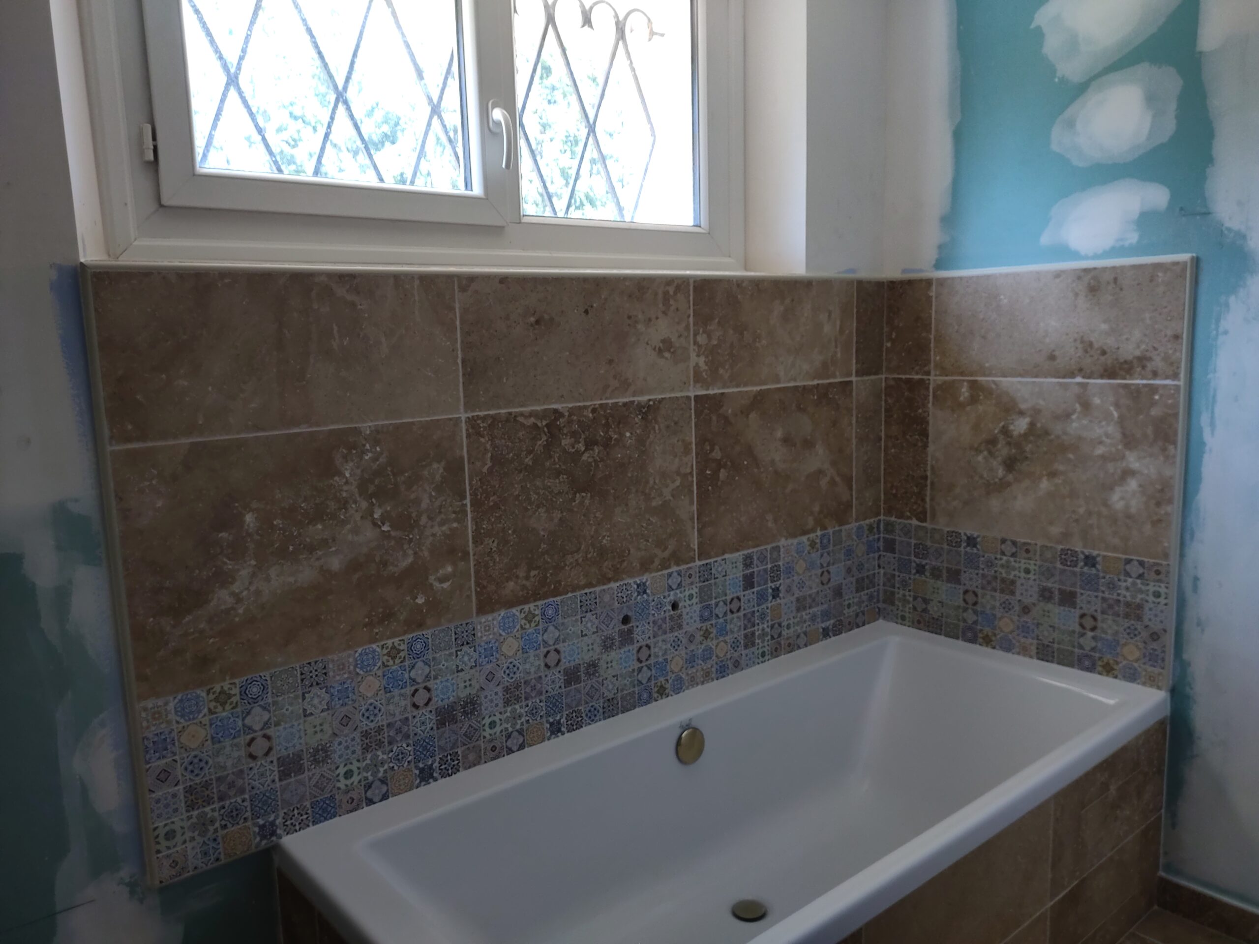 Carreleur salle de bain - Revêtement autour d’une baignoire<br />
